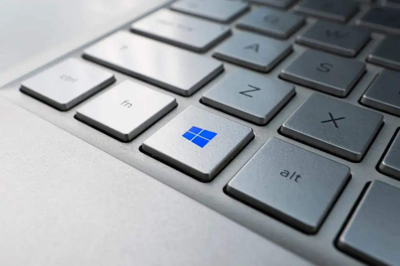 Klawisz Windows na klawiaturze laptopa, symbolizujący skróty klawiszowe Windows 11.