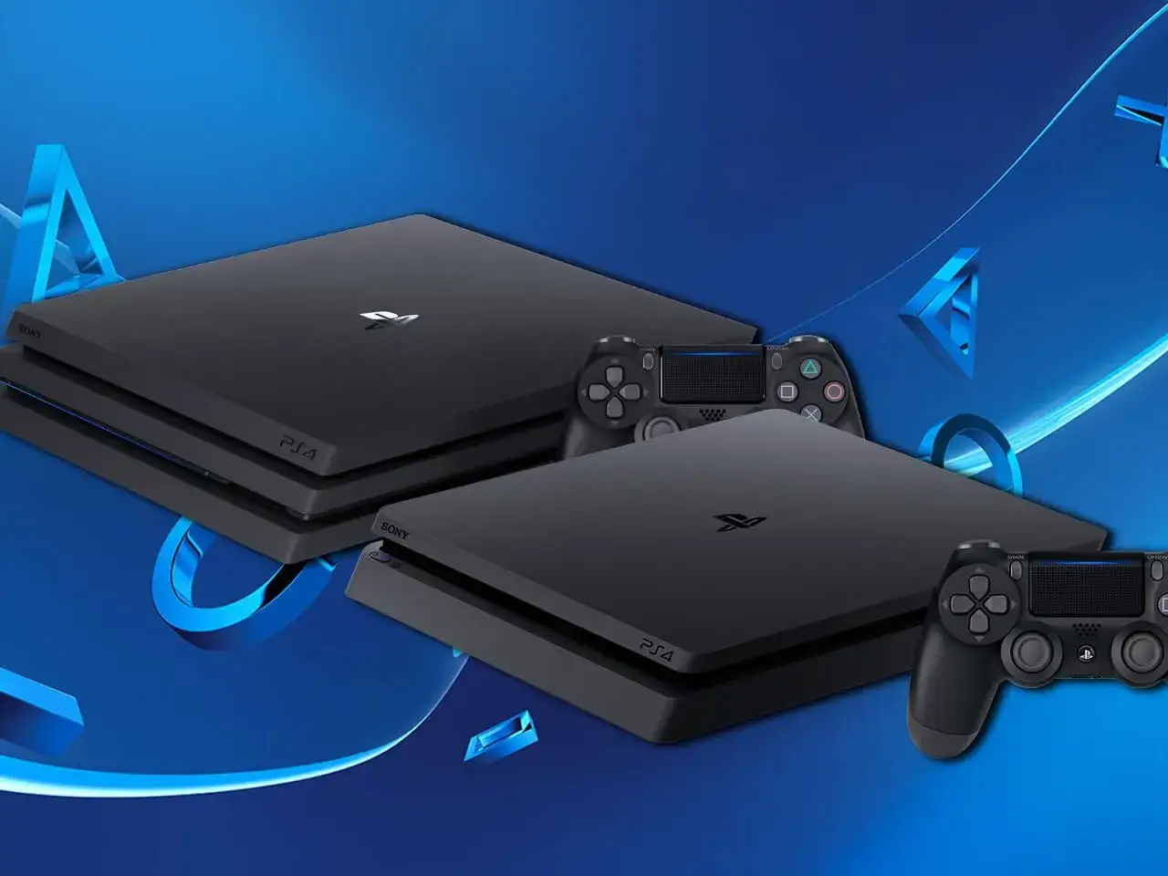 Dwie konsole PlayStation 4 i dwa kontrolery DualShock 4 na niebieskim tle z symbolami PlayStation. Zastanawiasz się, ile lat ma PS4?