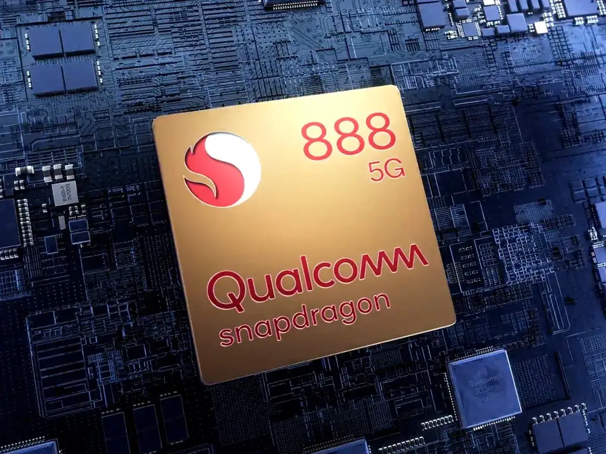 Złoty układ Qualcomm Snapdragon 888 5G na tle obwod&oacute;w drukowanych.