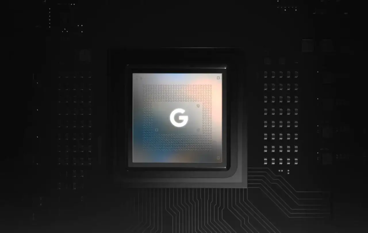 Centralny element płyty gł&oacute;wnej z logo Google, zapowiadający moc obliczeniową google tensor g5.