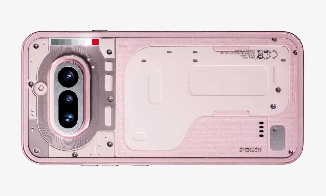 R&oacute;żowy tył telefonu Nothing Phone (4a) z widocznym modułem aparatu i technicznymi detalami.