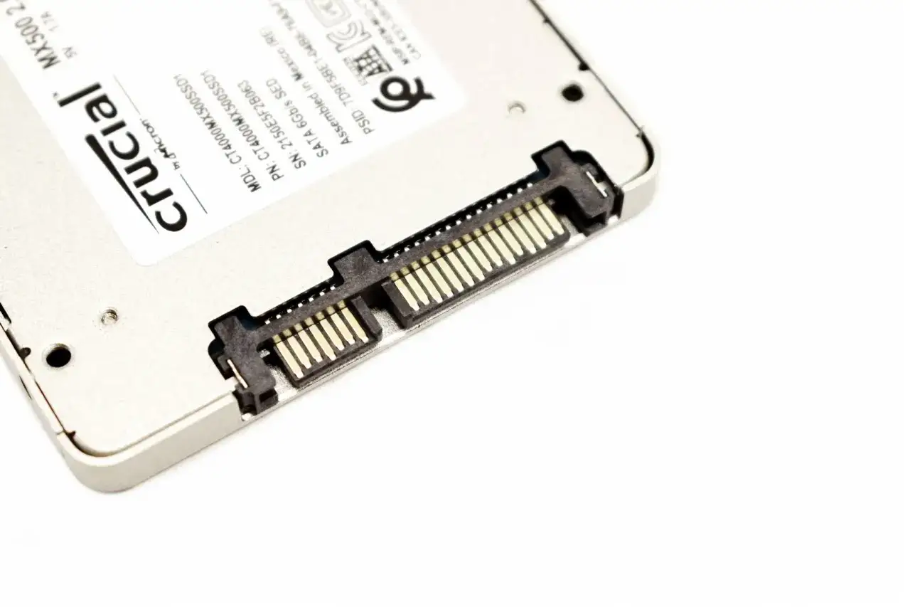 Dysk SSD Crucial MX500 4TB z widocznymi złączami SATA. Szybki i pojemny nośnik danych.
