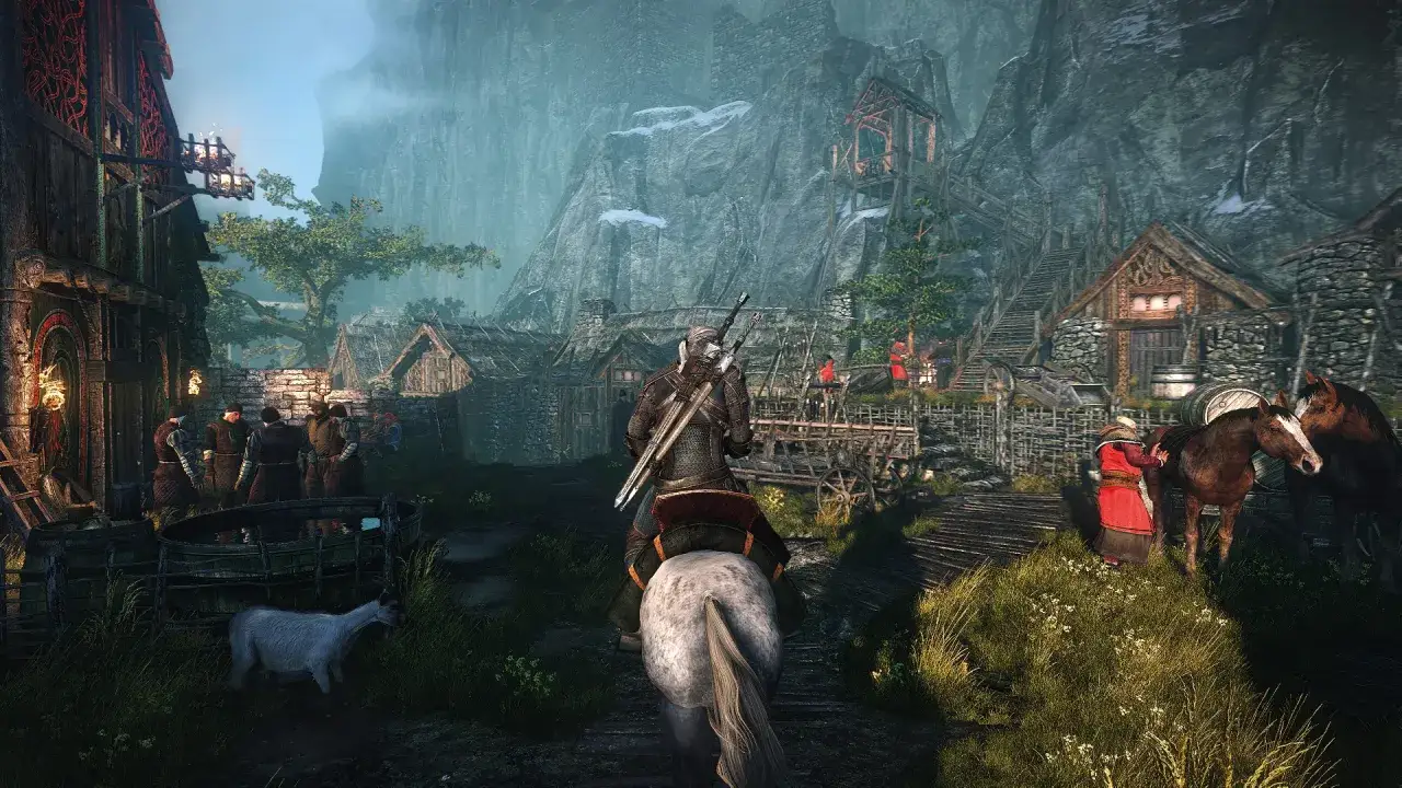 Wiedźmin 3 wymagania: Geralt na koniu wjeżdża do g&oacute;rskiej wioski. W tle widać chaty, drewniane konstrukcje i skaliste zbocza.