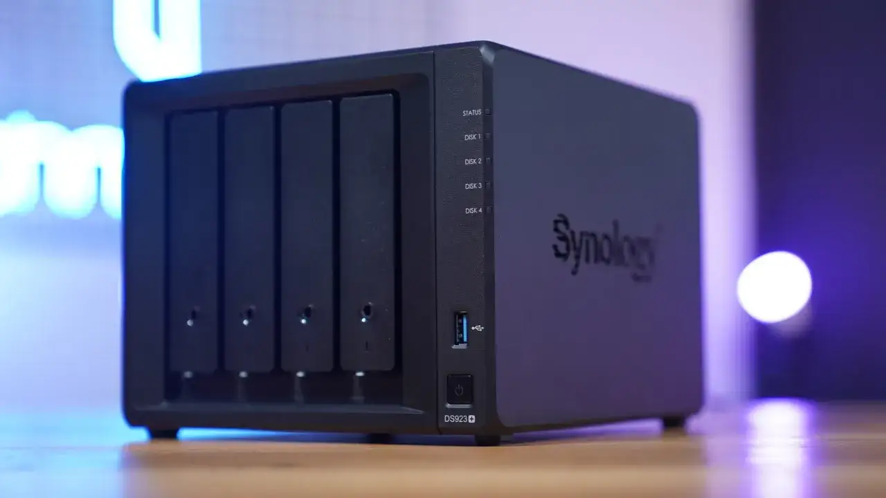 Czarny dysk sieciowy Synology DS923+ z czterema zatokami na dyski, portem USB i przyciskiem zasilania.