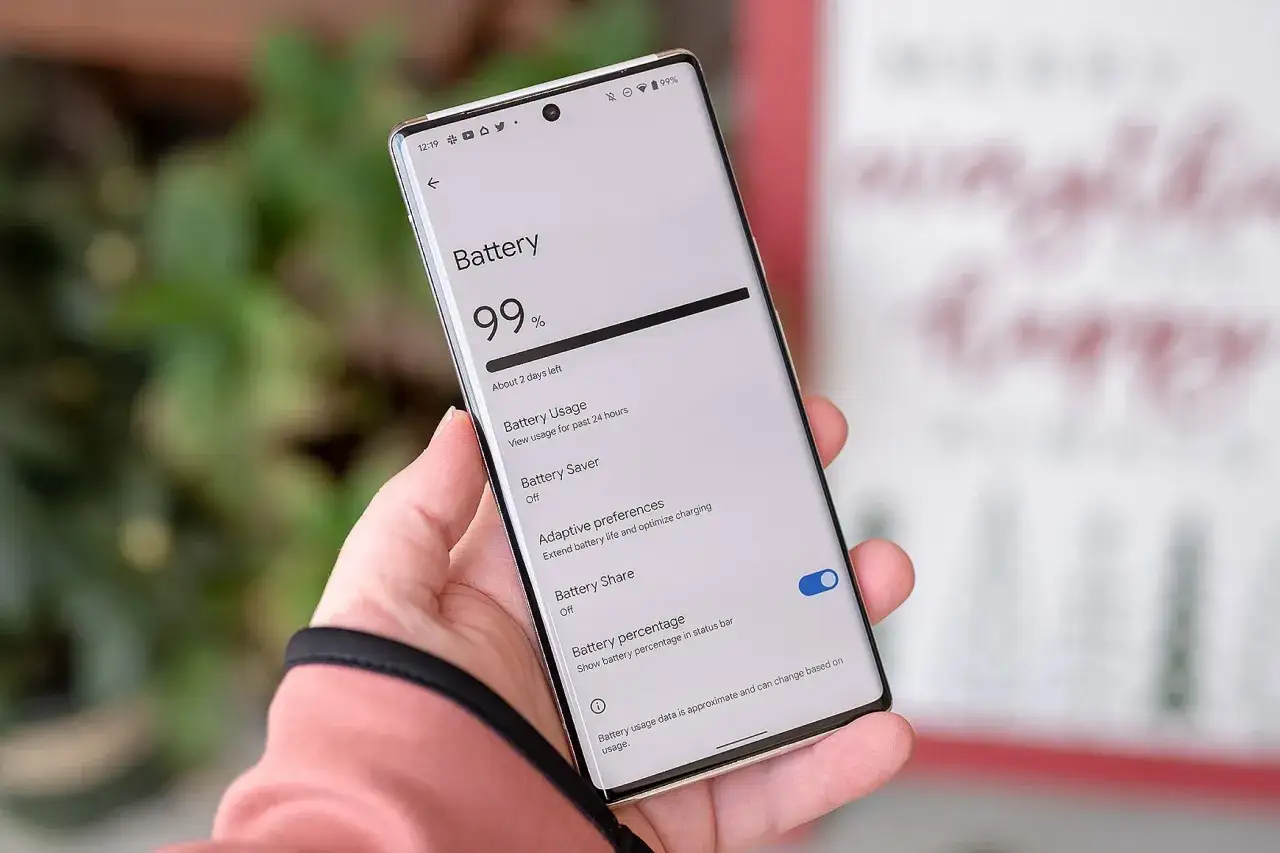 Telefon pokazuje stan baterii na 99%, co oznacza około 2 dni pracy.