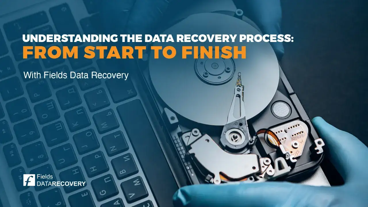 Otwarty dysk twardy i klawiatura. Dowiedz się, jak odzyskać dane z dysku z Fields Data Recovery.