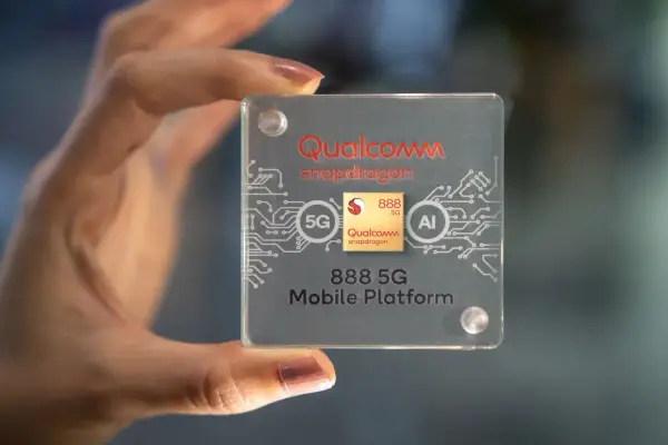 Dłoń trzyma przezroczysty kwadrat z logo Qualcomm Snapdragon 888 5G Mobile Platform, symbolizujący moc i innowacje.